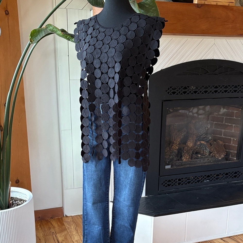 Black Circular Pattern Top - Picture 9 of 9